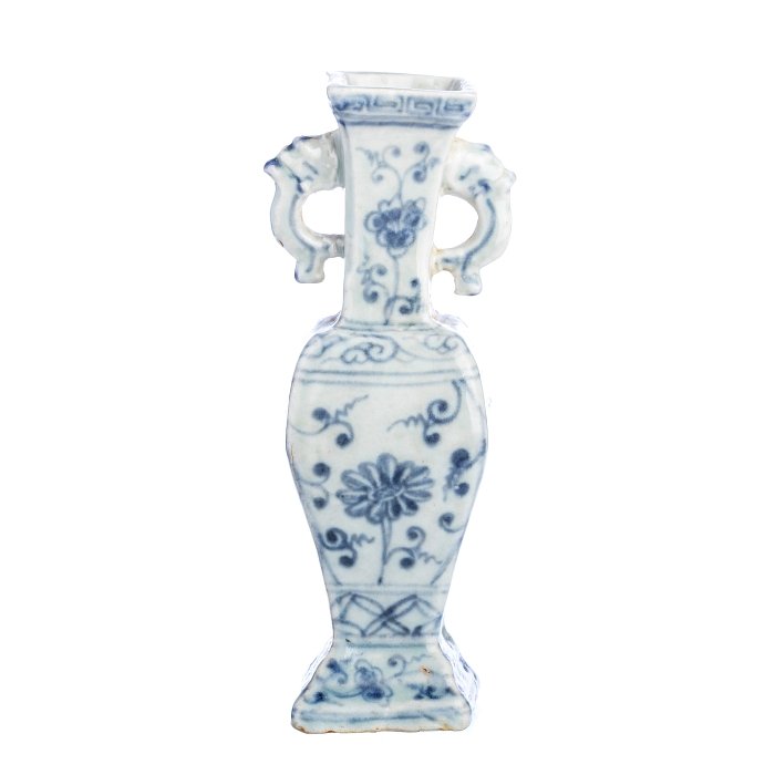 Small vase in Chinese porcelain, Wanli: China, Ming dynasty, Wanli period (1563-1620), blue decoration with 'flowers', relieved handles. Dimension: 15.5 cm.
