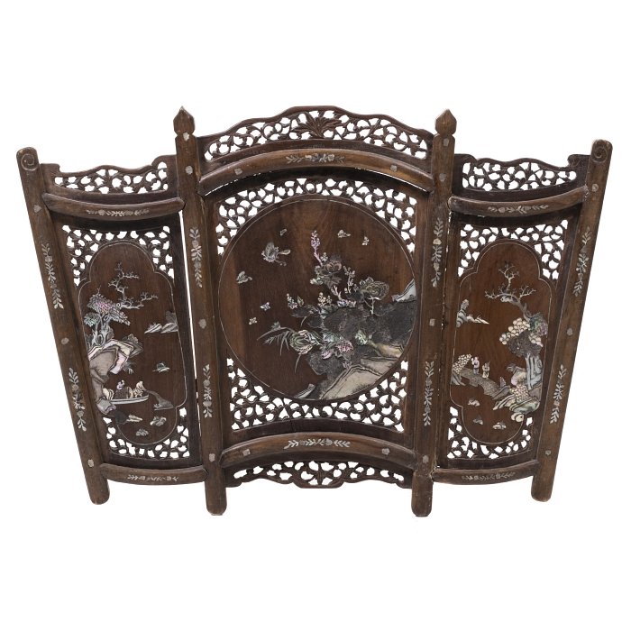 Chinese inlaid exotic wood fire screen, 19thC: China, 19th century, exotic wood with inlays in mother-of-pearl, with peonies, butterflies and figures in everyday scenes. Signs of wear and faults. Dim.:52.5x75cm.