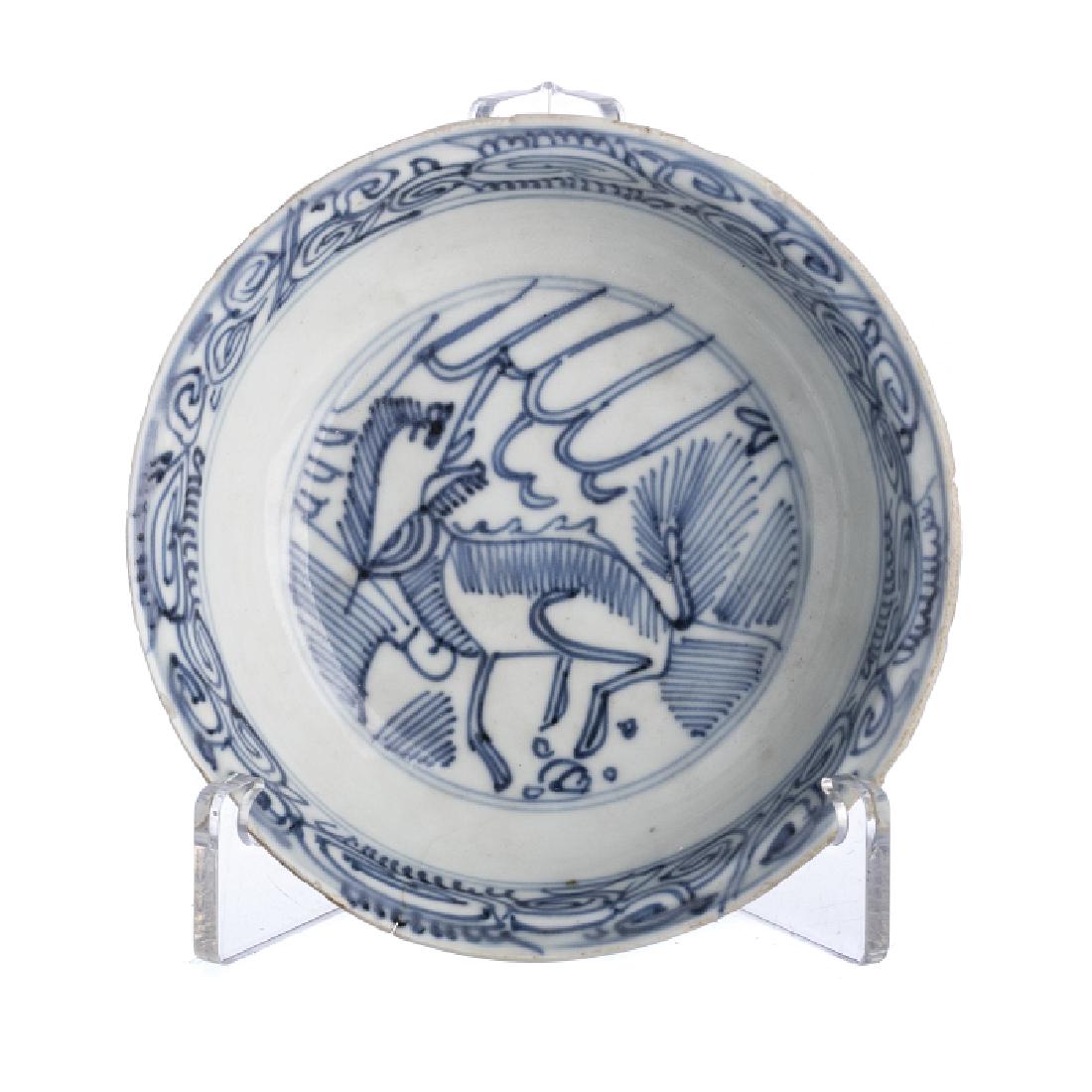 "Qilin" small plate in Chinese porcelain, Ming: China, Ming Dynasty (1368-1644), blue decoration with a qilin. Slight chipping. Dim.: 11,5 cm.