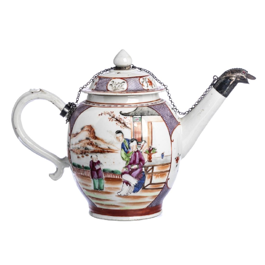 Mandarin teapot in Chinese porcelain, Qianlong (1 of 1)