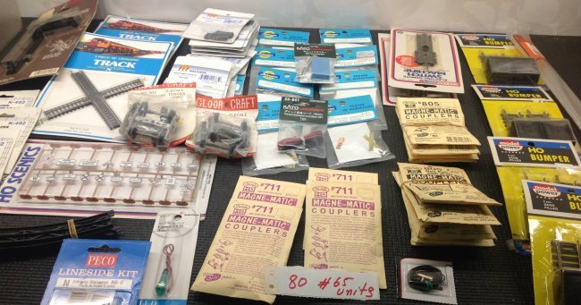65 units of train accessories kato, lionel Model power: 65 units of train accessories kato, lionel Model power and more