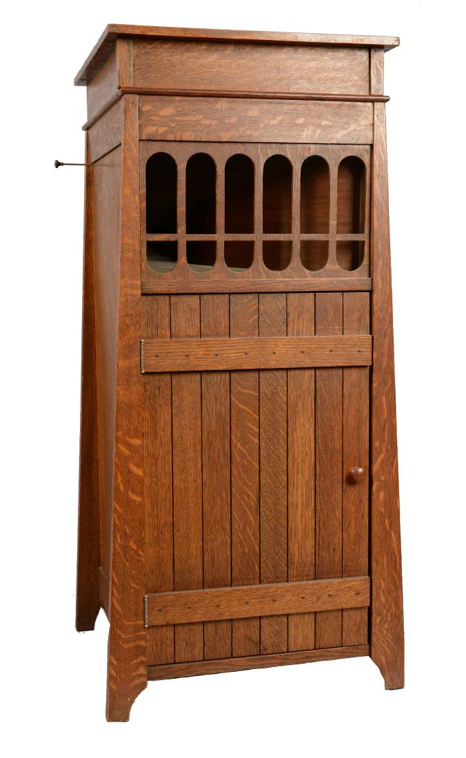 Antique Tiger Oak Floor Model Phonograph. (1 of 9)