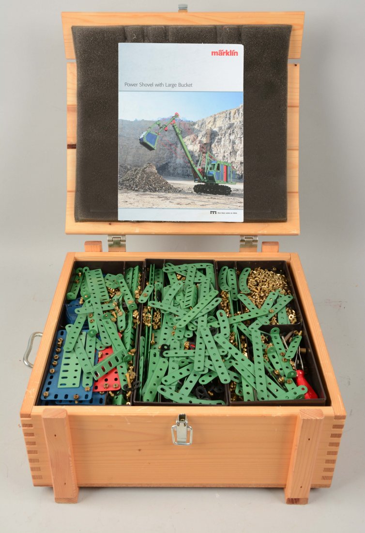 Power Shovel with Large Bucket Set. (1 of 1)