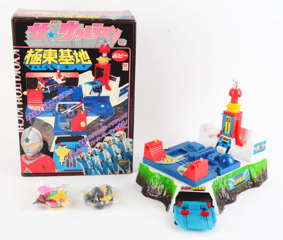 Ultraman Joe Deluxe Plastic Playset by Popy. (1 of 2)