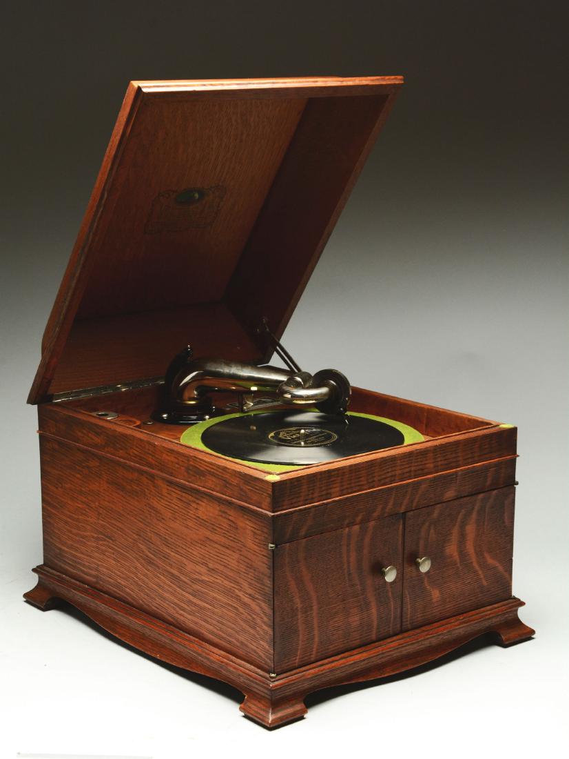 An Oak Case Victor Phonograph.: This lot consists of a Victor phonograph in an oak case. It is numbered â€œVV-IX.â€ The piece appears to be complete and in good condition with normal wear present.Condition:(Very Good - Exce