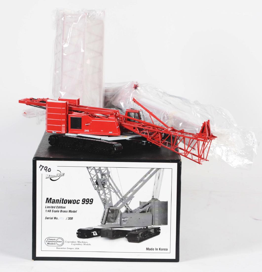 Classic Construction Models Manitowoc 999 Crane. (1 of 1)