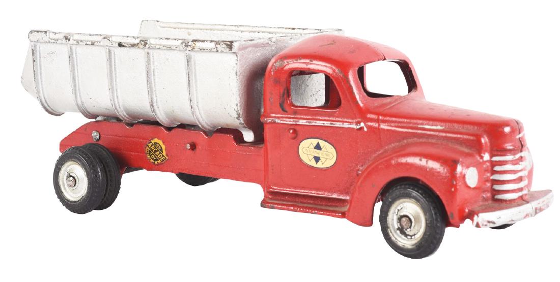Cast Iron Arcade International Hydraulic Dump Truck. (1 of 2)