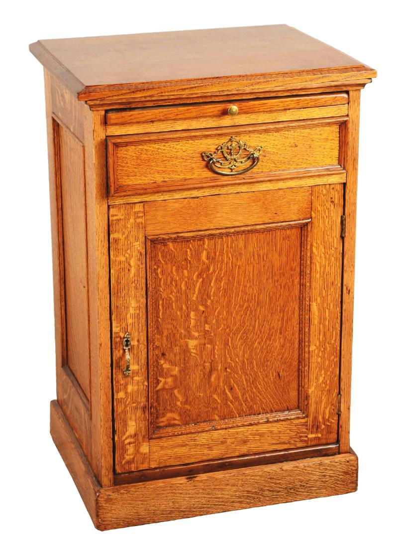 Antique Quarter Sawn Oak Cabinet. (1 of 4)