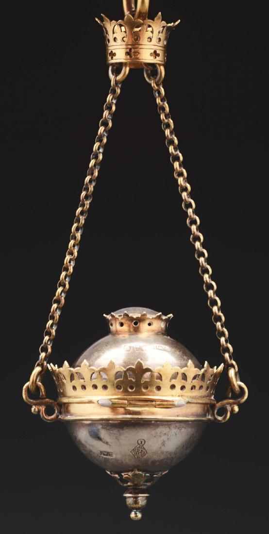 Rare Urn with Crown Top Vinaigrette.: Vinaigrette is urn shaped with a crown. Chain and ring is attached and vinaigrette comes in a fitted box. Hallmarked. The base is 1-1/2". Circa 1872. Condition: Item Dimensions: Case : 4 -1/2" x 3 -1/