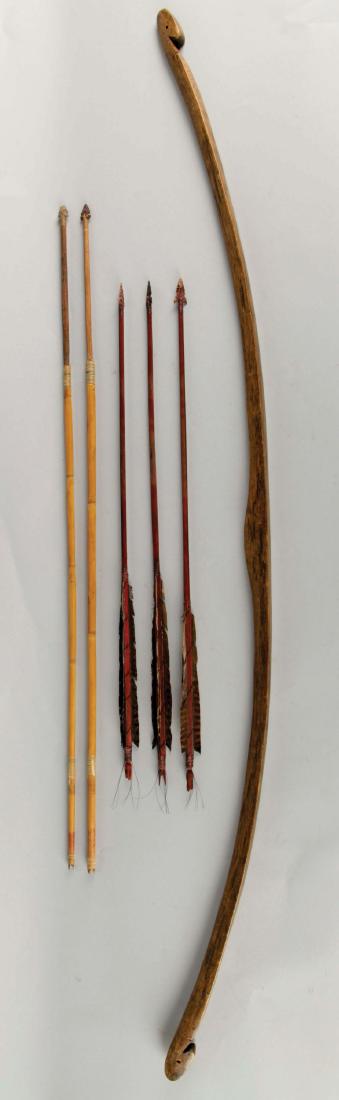 Native American Bow And Arrows.: Northern California bow and five arrows with flaked flint and obsidian tips. Showing nice patina.Condition: (Very Good).Dimensions: Bow: 55"L.