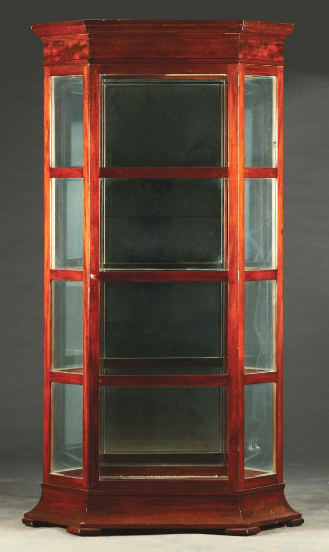 Quality Custom Order Mahogany Display Cabinet.: Late 20th century. The benchmade hexagonal cabinet with interior lighting from the top, mounted with beveled glass mirror plates on the back and five beveled mirror plates at each of the four levels w