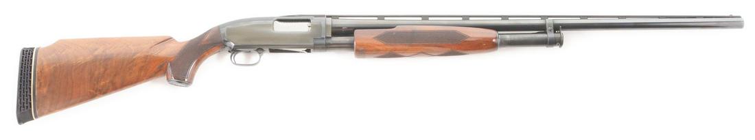 (M) WINCHESTER MODEL 12 TRAP GUN IN 12 BORE.: Made with raised matted ventilated top rib with steel mid and red front bead. Checkered forearm shows diamond checkering pattern on sides and center. Blued action is unengraved. American walnut buttst