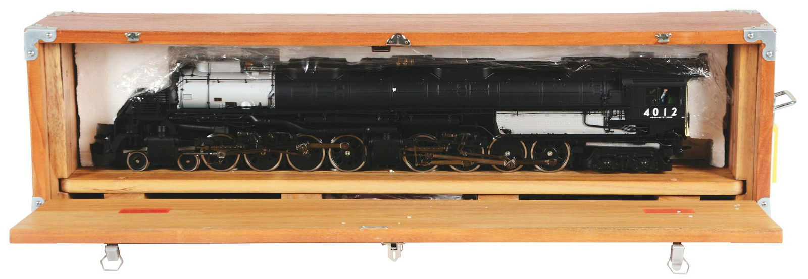 Big Boy 4884 Engine in Wooden Box. (1 of 2)