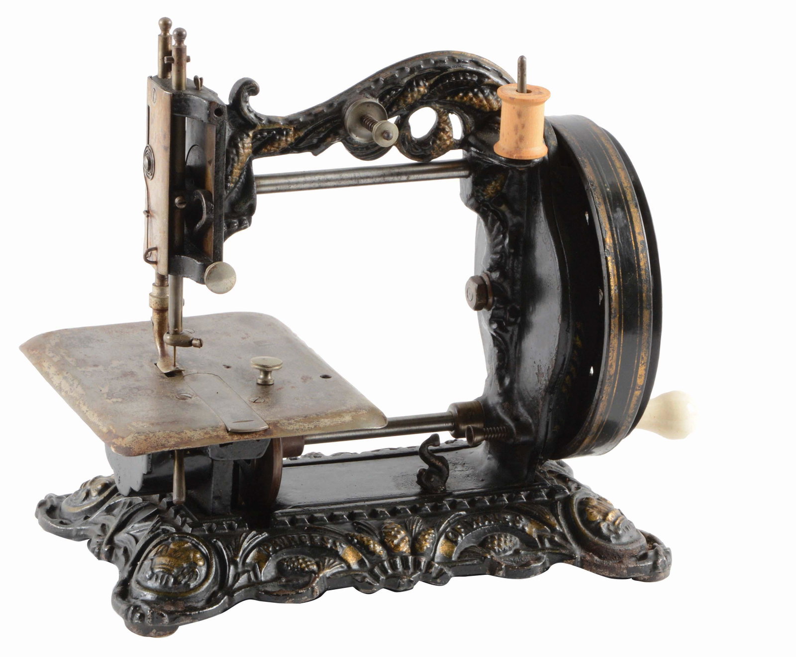 LATE 1890S SEWING MACHINE.: Cast-iron sewing machine in beautiful original working condition. Condition (Very Good). Dimensions 11" x 13" x 7".