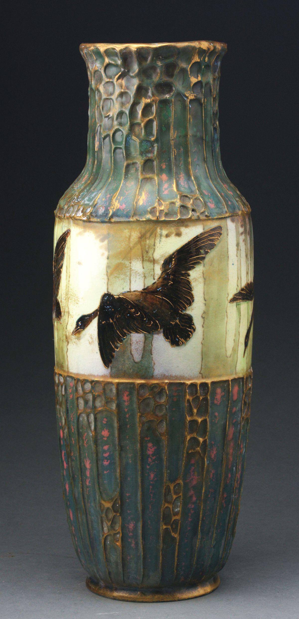 LARGE AMPHORA GEESE VASE. (1 of 5)