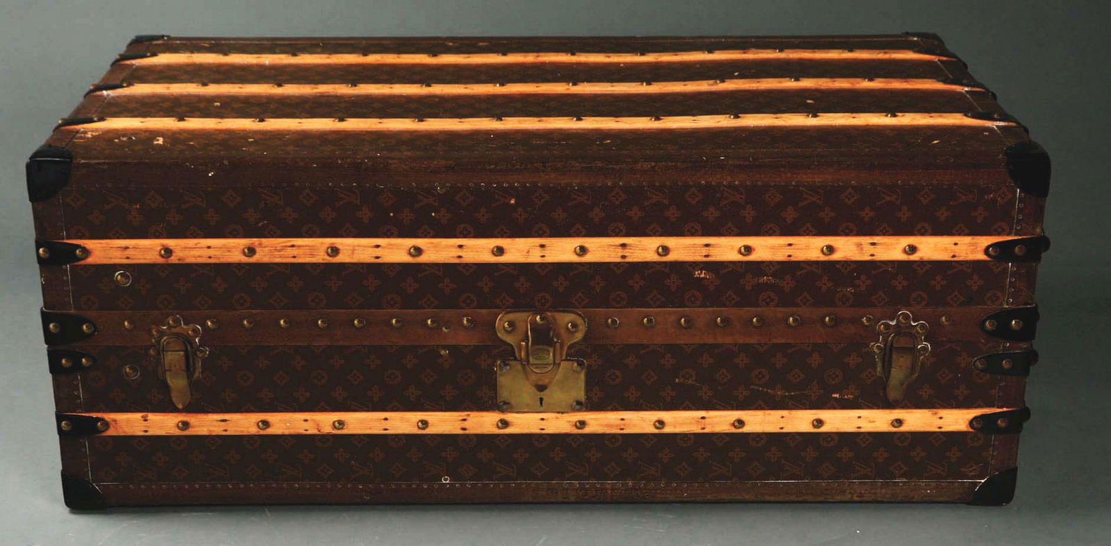 LOUIS VUITTON WARDROBE TRUNK. (1 of 7)