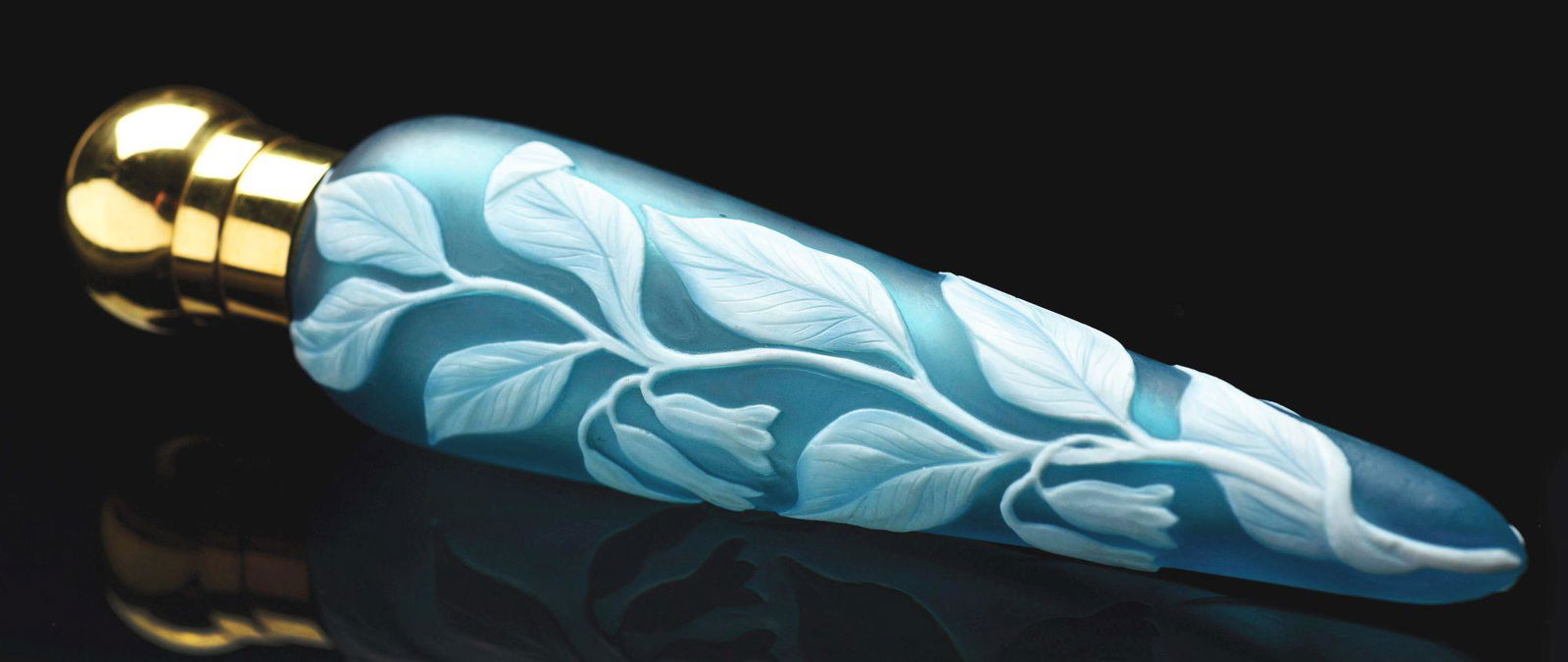 THOMAS WEBB CAMEO ENGLISH PERFUME BOTTLE.: 6" long with floral motif and heavy 18k gold screw-top marked "S.M." for Sam Morton. No damage, repairs, scratches or cracks. Condition: (Excellent). Dimensions: 6" x 1 - 1/2" x 1 - 1/4".