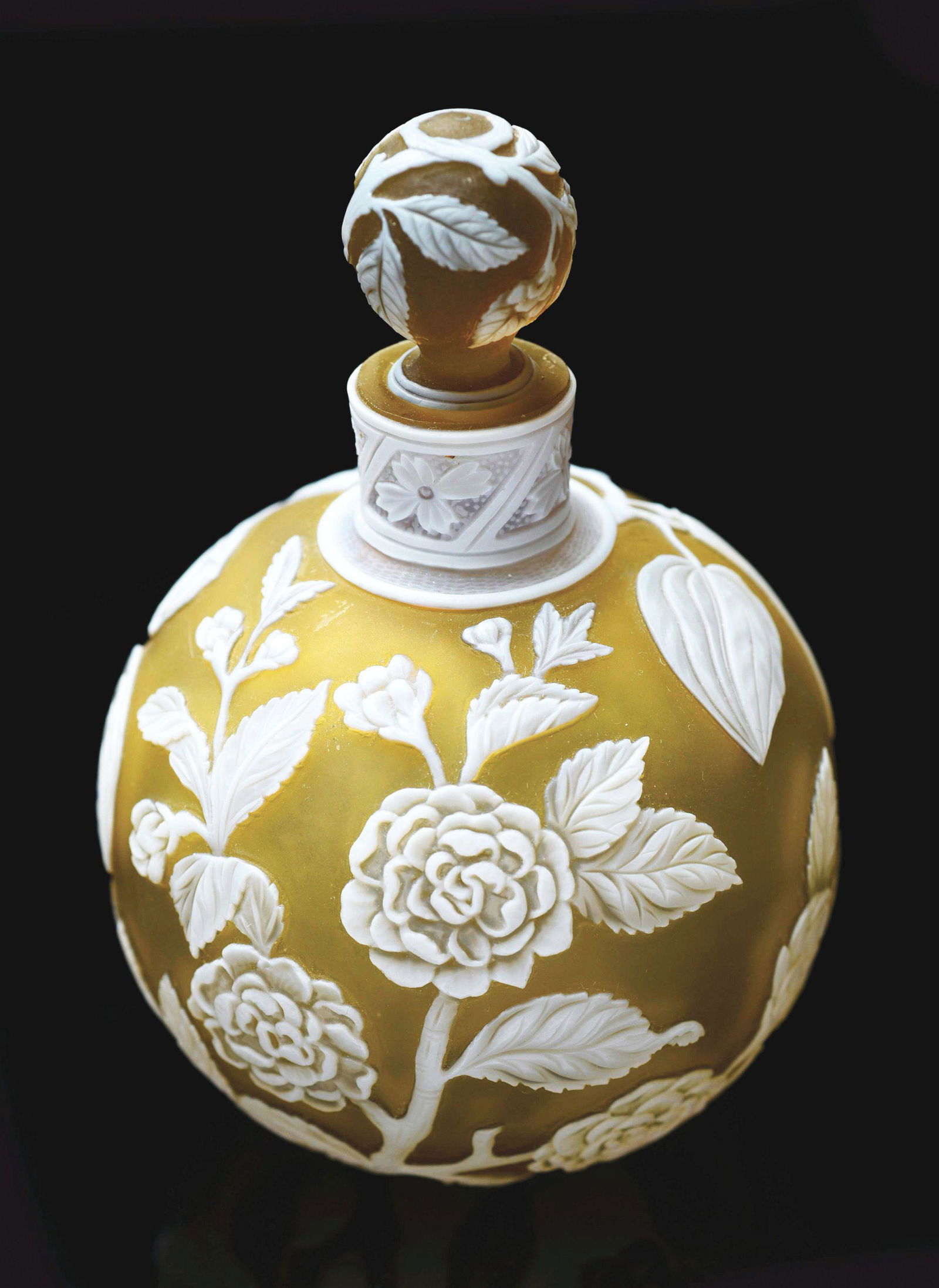 THOMAS WEBB CAMEO ENGLISH PERFUME BOTTLE.: 5" tall with original stopper and floral motif. No damages, repairs, scratches or cracks. Condition: (Excellent). Dimensions: 5" x 3 - 1/4" x 3 - 1/4".