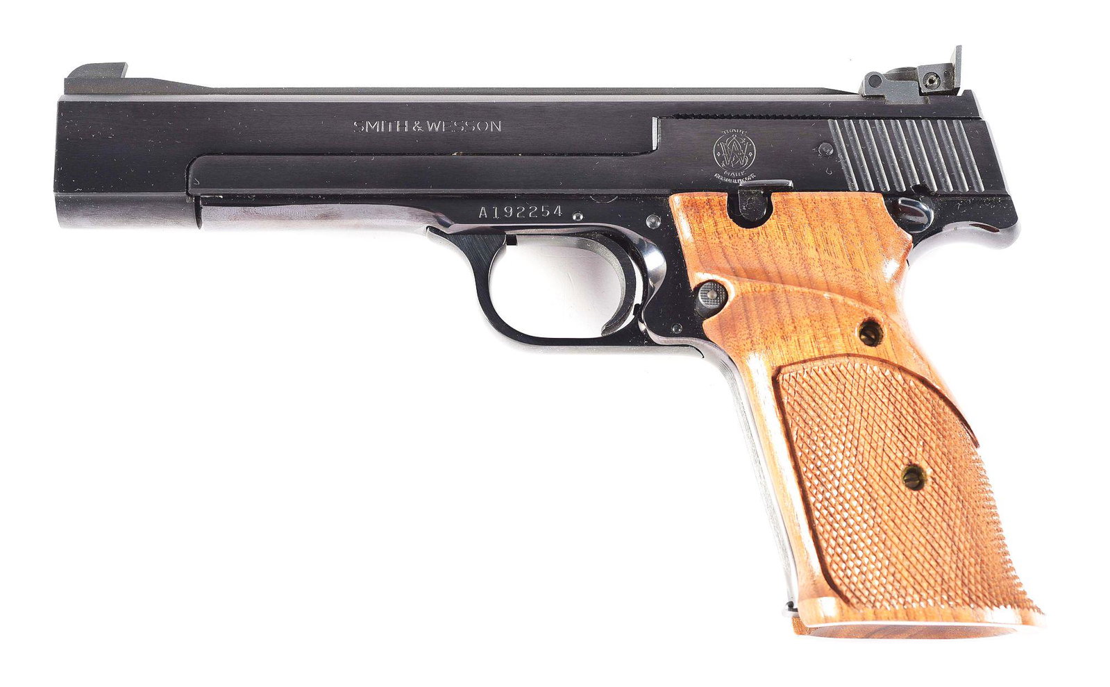 (M) SMITH & WESSON MODEL 41 SEMI AUTOMATIC PISTOL: Features include ramp front sight and fully adjustable target rear sight. Blow back semi-automatic action. Two piece checkered wood target grip panels. Detachable ten round box magazine. CONDITION: Gu
