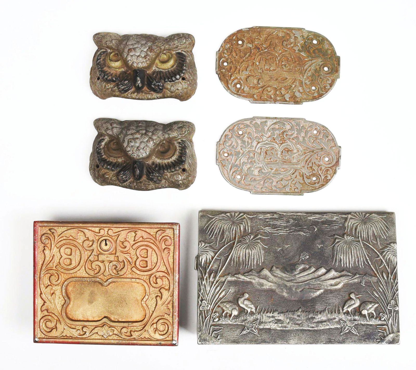 LOT OF CAST AND RECAST SLOT MACHINE PARTS. (1 of 2)