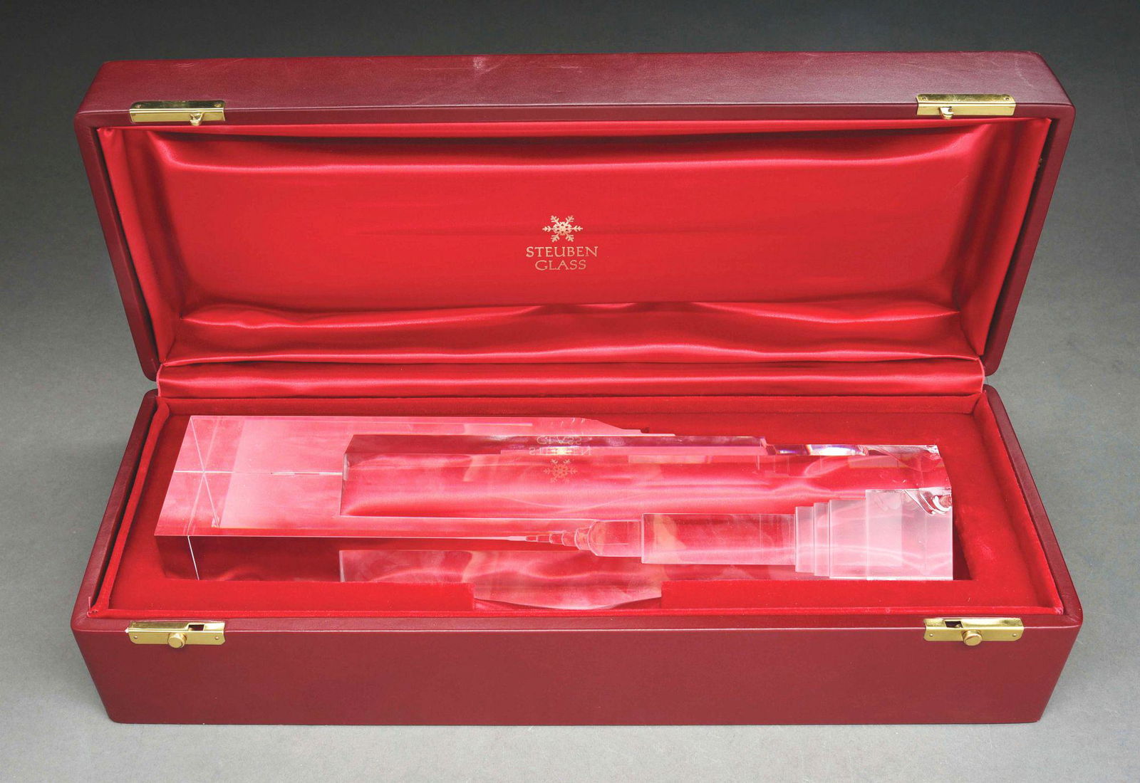 AMERICAN GLASS SCULPTURE STUEBEN.: New York, New York. Designed by Paul Schulze, c. 1984, model 353. Depicting New York skyline, including the World Trade Center, the Woolworth Building, the Chrysler Building and Empire State Building,