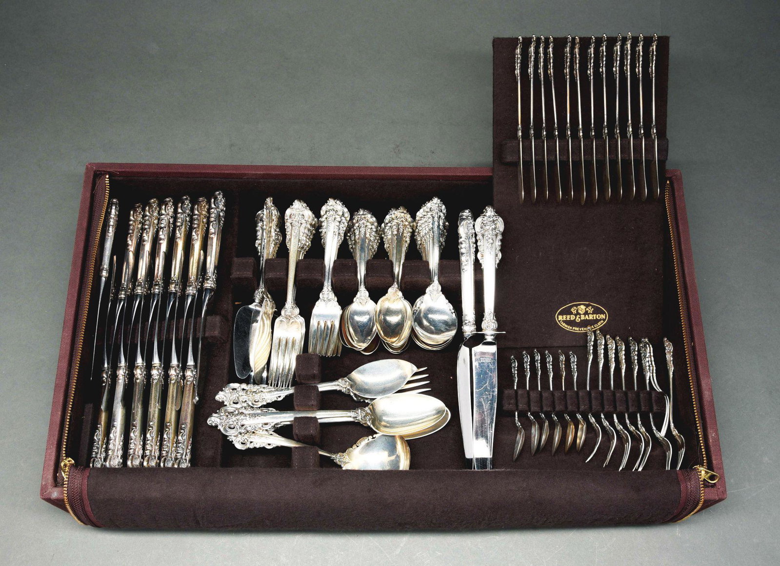 LARGE LOT OF WALLACE STERLING SILVERWARE IN BOX.: Large lot of Wallace Grand Baroque sterling silver flatware set for 12, consisting of 113 pieces. Includes 12 knives, 12 soups, 19 teaspoons, 12 salad forks, 12 dinner forks, 3 small forks, 1 small kn