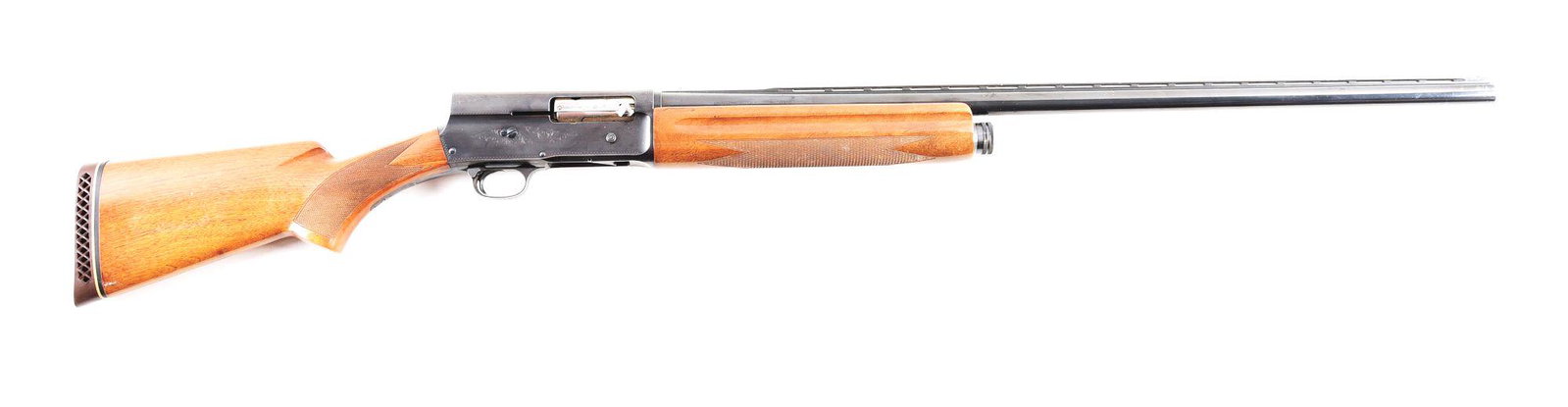 (C) BROWNING A5 MAGNUM SEMI-AUTOMATIC SHOTGUN.: Browning A5 Magnum semi automatic shotgun. Made 1968 in Belgium. Round, steel barrel with full vent rib and bead front sight. Factory blued finish on the metal components. Light scroll engraving on th