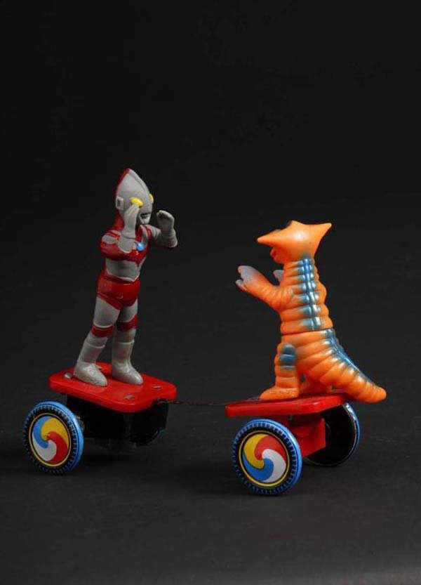 Ultra Man Fighting Monster Toy.: Description Japanese. Made by Bullmark. Working. When in operation, base rolls back and forth while figures simulate combat. Condition (Near Mint). Size 7 - 1/2" L.