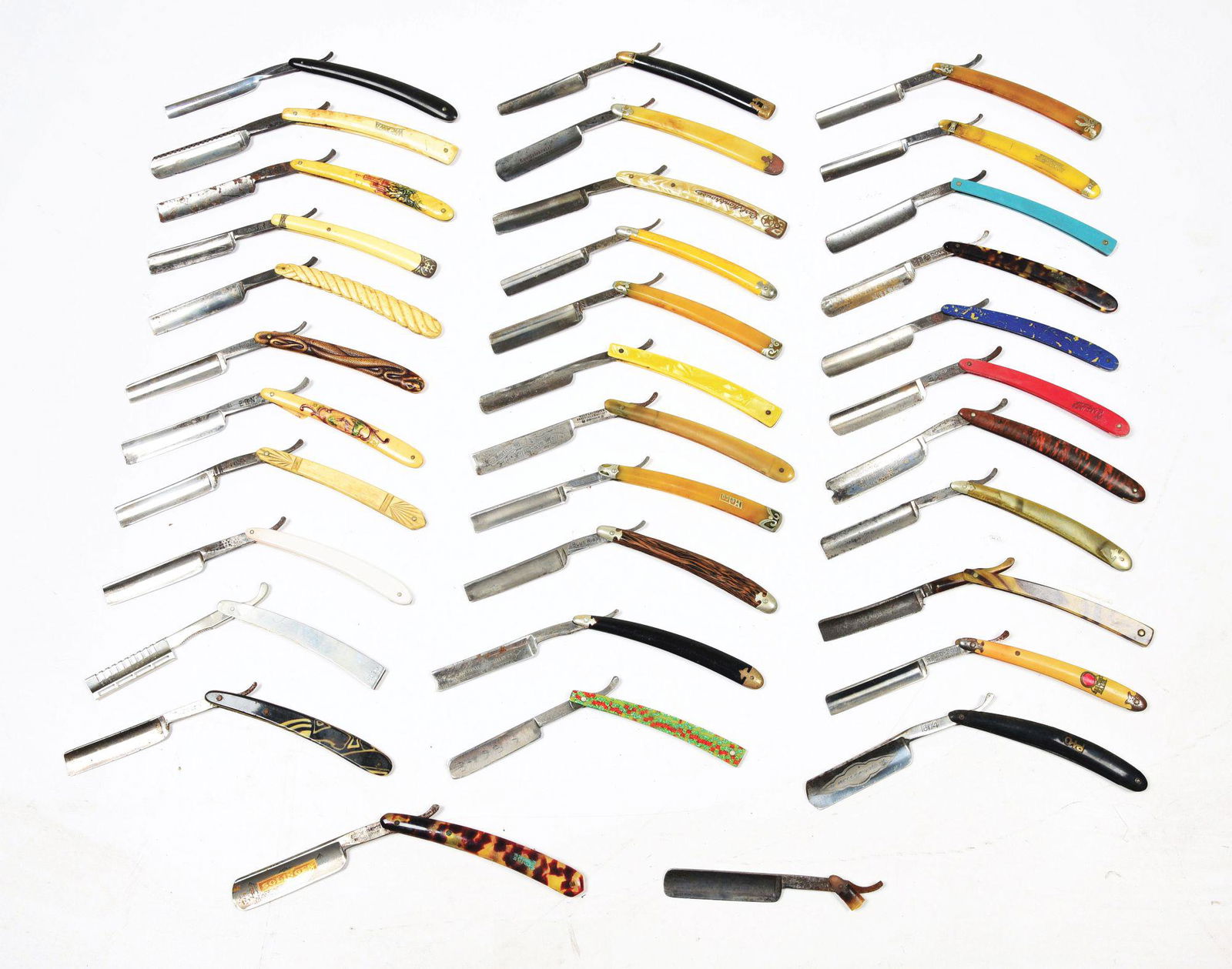 ASSORTMENT OF BARBERSHOP STRAIGHT RAZORS. (1 of 5)