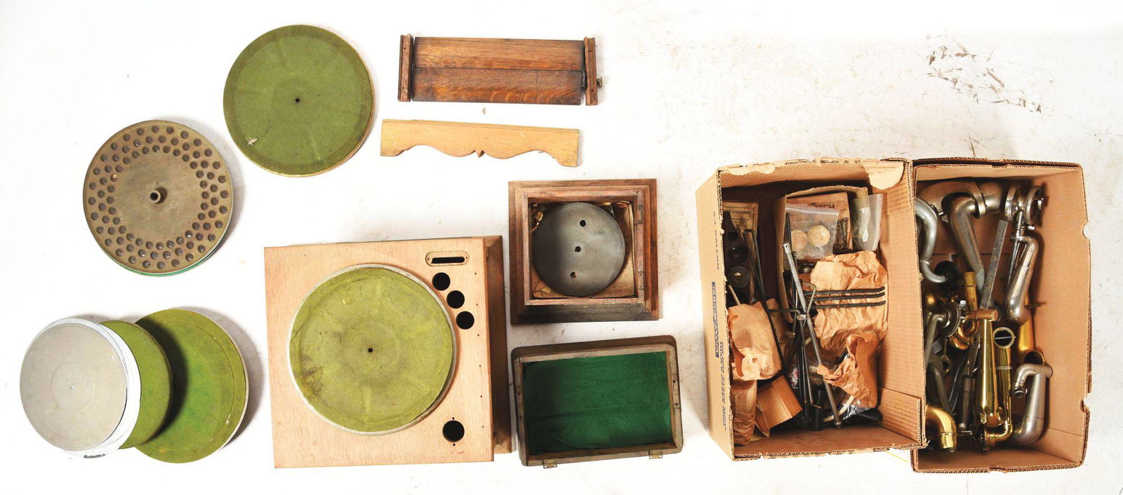 LARGE LOT OF PHONOGRAPH PARTS. (1 of 8)