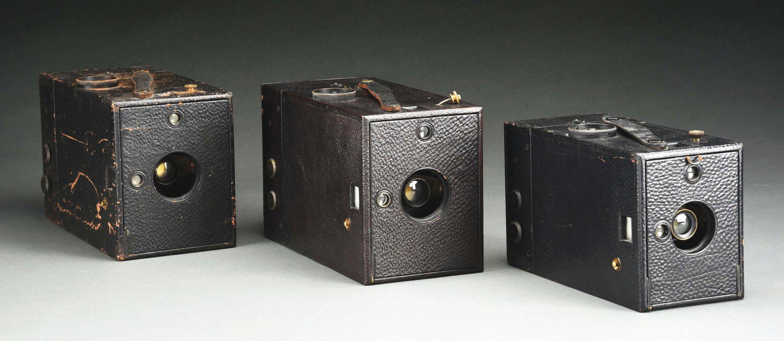 LOT OF THREE JUNIOR KODAK STRING SET CAMERAS CIRCA 1890: Kodak Junior No 3 String set camera, leatherette in very good-excellent condition with minor wear, shutter is operational, Missing winding knob for spool film. Kodak Junior No 4 String set camera, lea