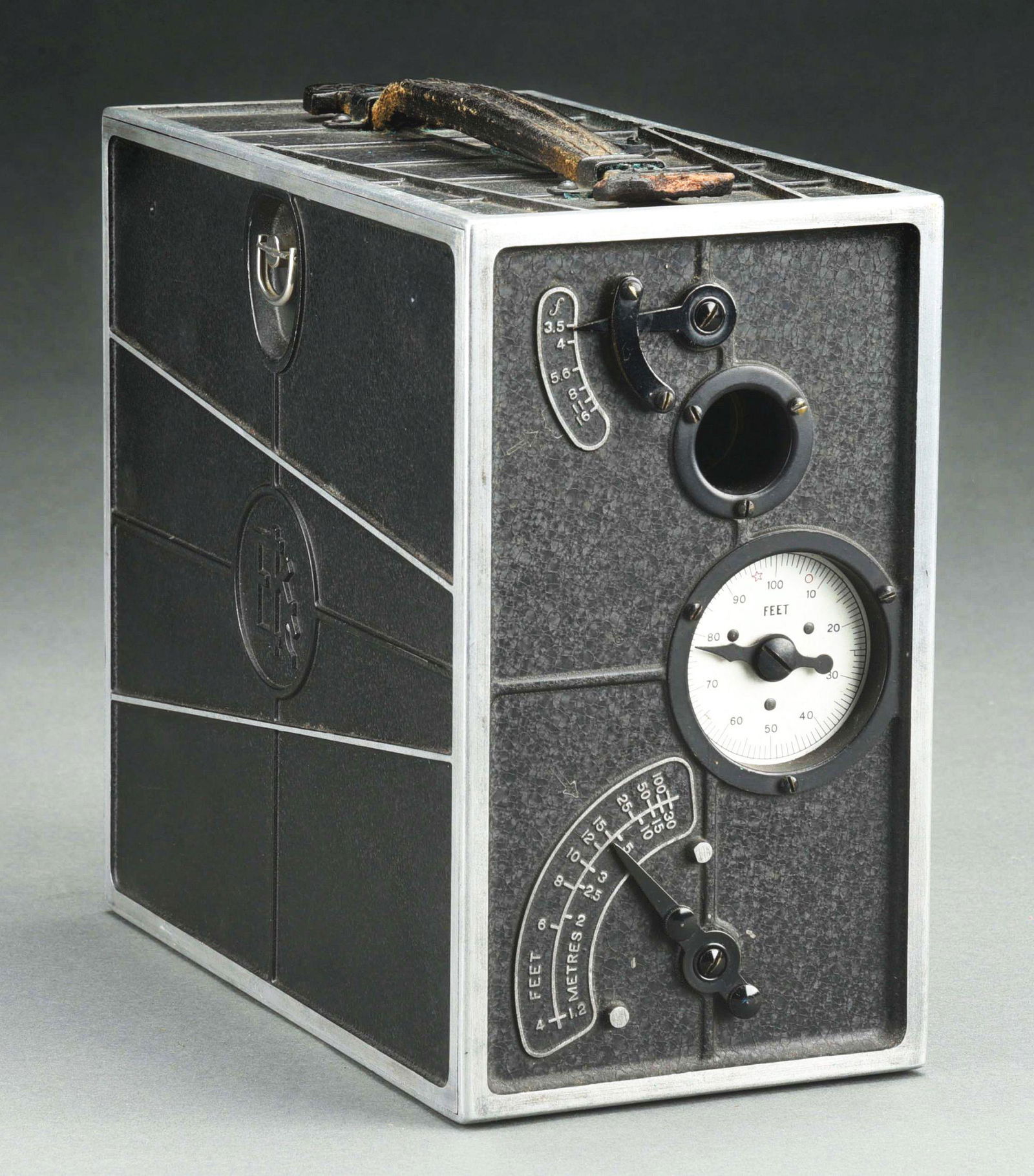 ORIGINAL CINE KODAK CAMERA.: Original Cine Kodak Camera in excellent working condition. Very minimal wear to the exterior of the camera overall. Handle intact, A beautiful example of this early movie camera. Interior is exception