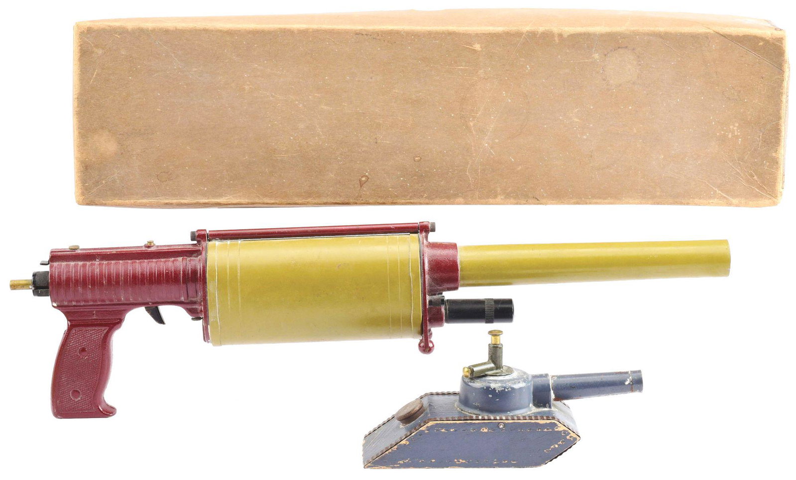 BIG-BANG AUTOMATIC G-GUN TOY AND TANK.: Conestoga Corporation Big-Bang Automatic G-Gun toy, made of cast metal, a top of the line toy manufactured in Bethlehem, Pennsylvania. Originally sold for approximately 5$ in the 1930's. A beautiful e