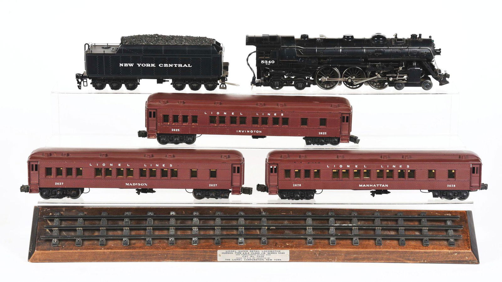 LOT OF 6: LIONEL CARS AND TRACK. (1 of 2)