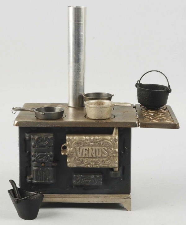 Cast Iron Kenton Venus Children's Stove.: Includes accessories. 5" T. (Very Good).