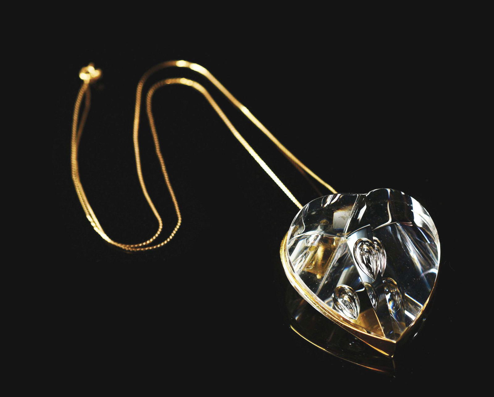 STEUBEN GLASS 18K YELLOW GOLD TEARDROP HEART PENDANT. (1 of 9)