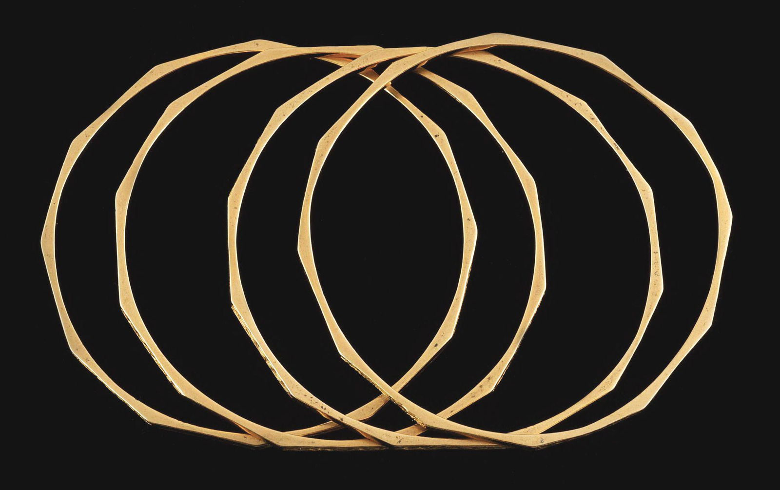 LOT OF 4: MATCHED 18K YELLOW GOLD BANGLE BRACELETS. (1 of 3)