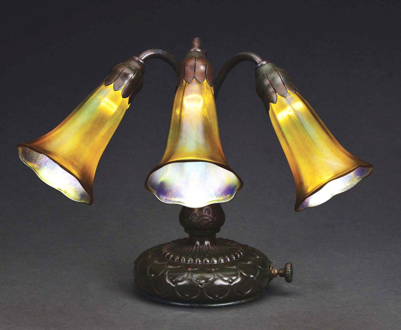 TIFFANY STUDIOS 3-LIGHT PIANO LAMP. (1 of 9)