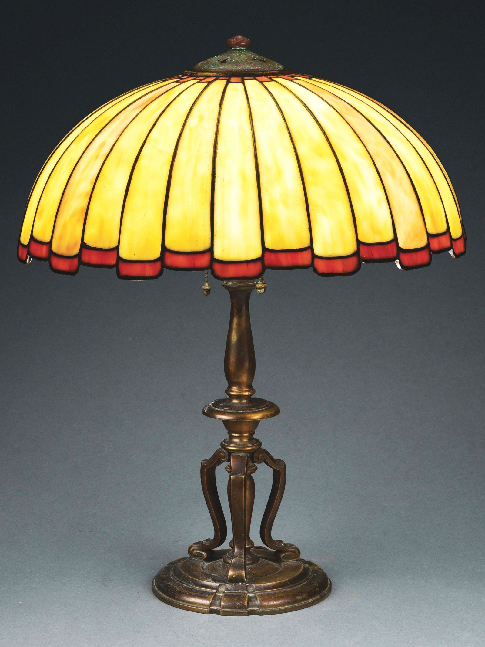 HANDEL LEADED GLASS TABLE LAMP. (1 of 8)