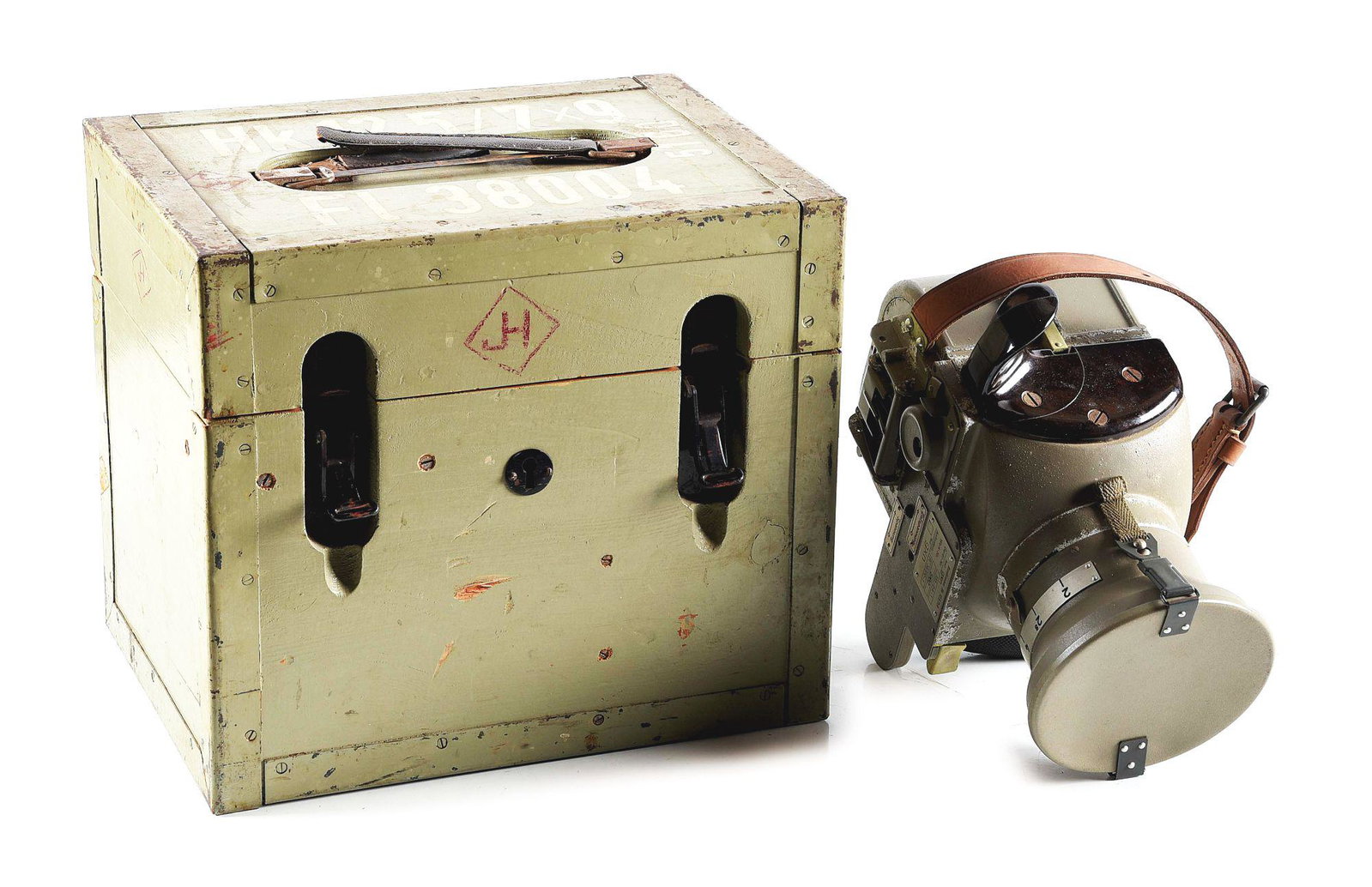 GERMAN WWII LUFTWAFFE AERIAL PHOTOGRAPHY CAMERA.: German World War II cased Luftwaffe handheld "Handkammer HK12.5/7x9" aerial photography camera made by "gxn" (Fritz Voelk, Berlin) in its wooden well-marked case. Case includes original instruction bo