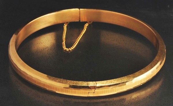 18K Y. Gold Hinged Bracelet.: Weight: 8.4 dwt. 6.35mm wide. Size: