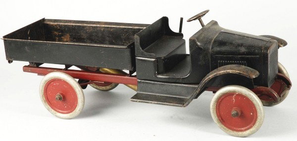 Pressed Steel Buddy L Hydraulic Dump Truck.: Description American. Circa 1925. Open front cab and a hydraulic operated dump body with tailgate. Condition (Good). Size 24 - 1/2" L. Dimensions:24 - 1/2" L.
