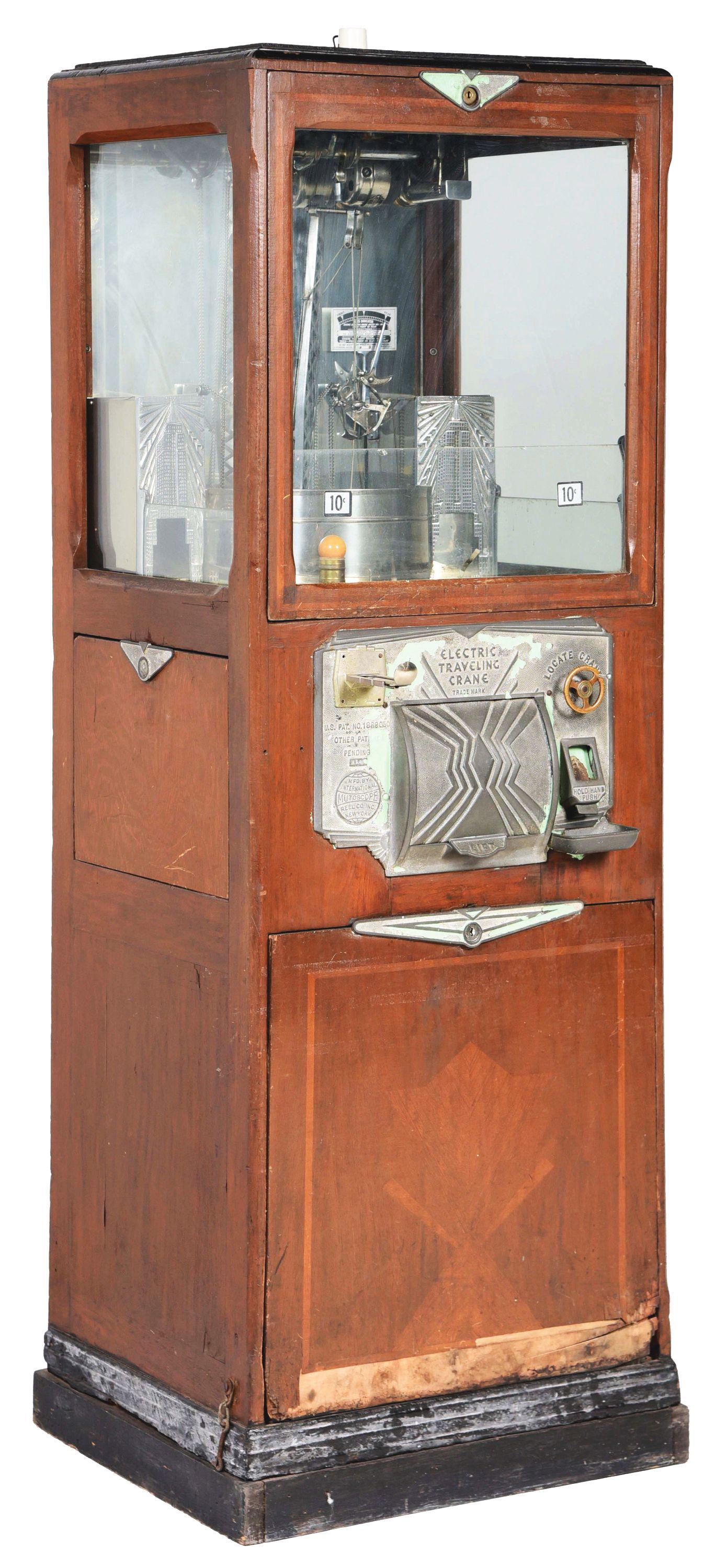 ARCADE ELECTRIC TRAVELLING CRANE MACHINE BY INTERNATIONAL MUTOSCOPE CO. (1 of 5)