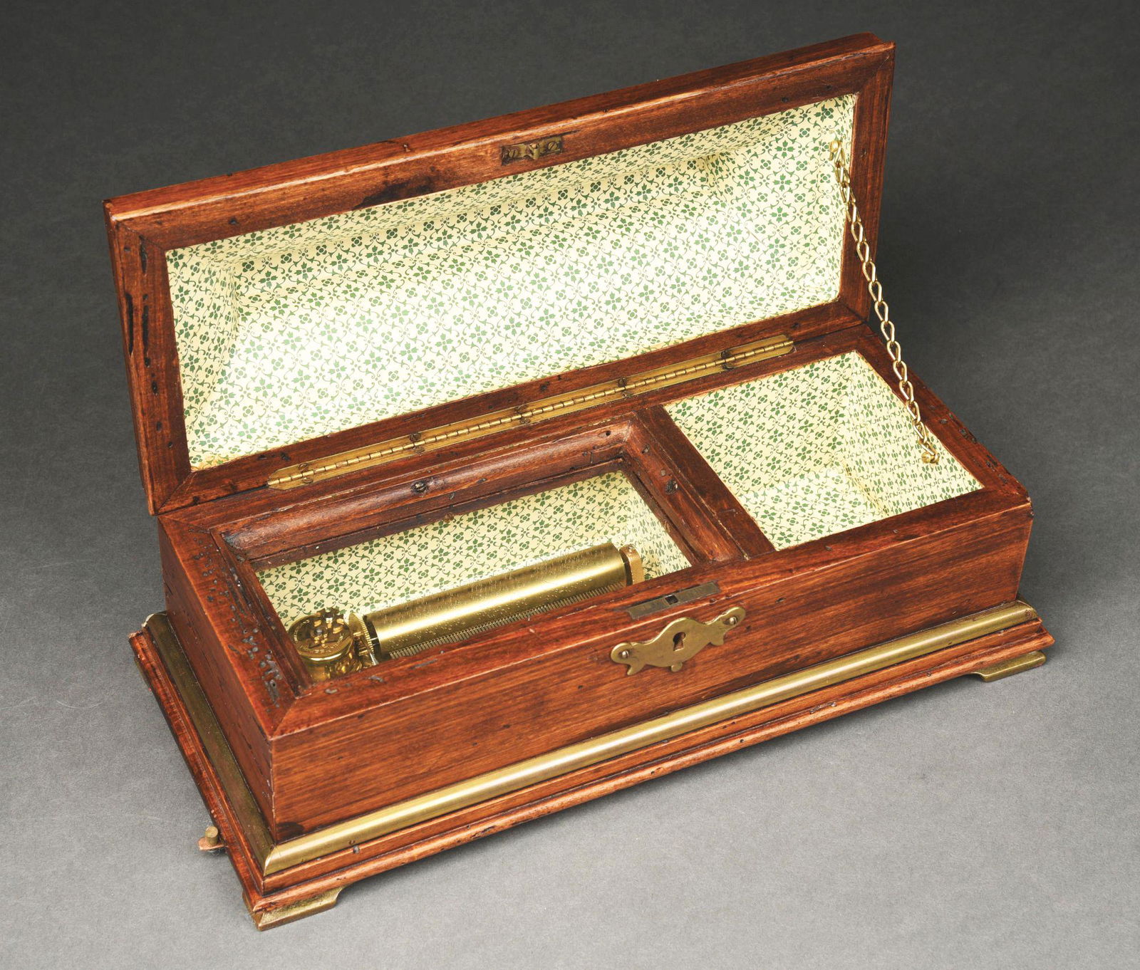 REUGE WORMWOOD JEWELRY MUSIC BOX. (1 of 11)
