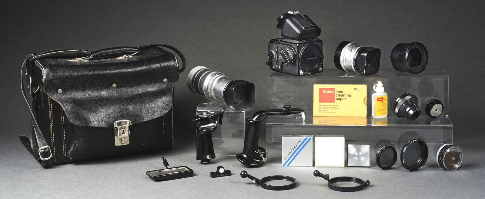 HASSELBLAD 500 C/M FILM CAMERA WITH ACCESSORIES & 2 LENSES. (1 of 13)