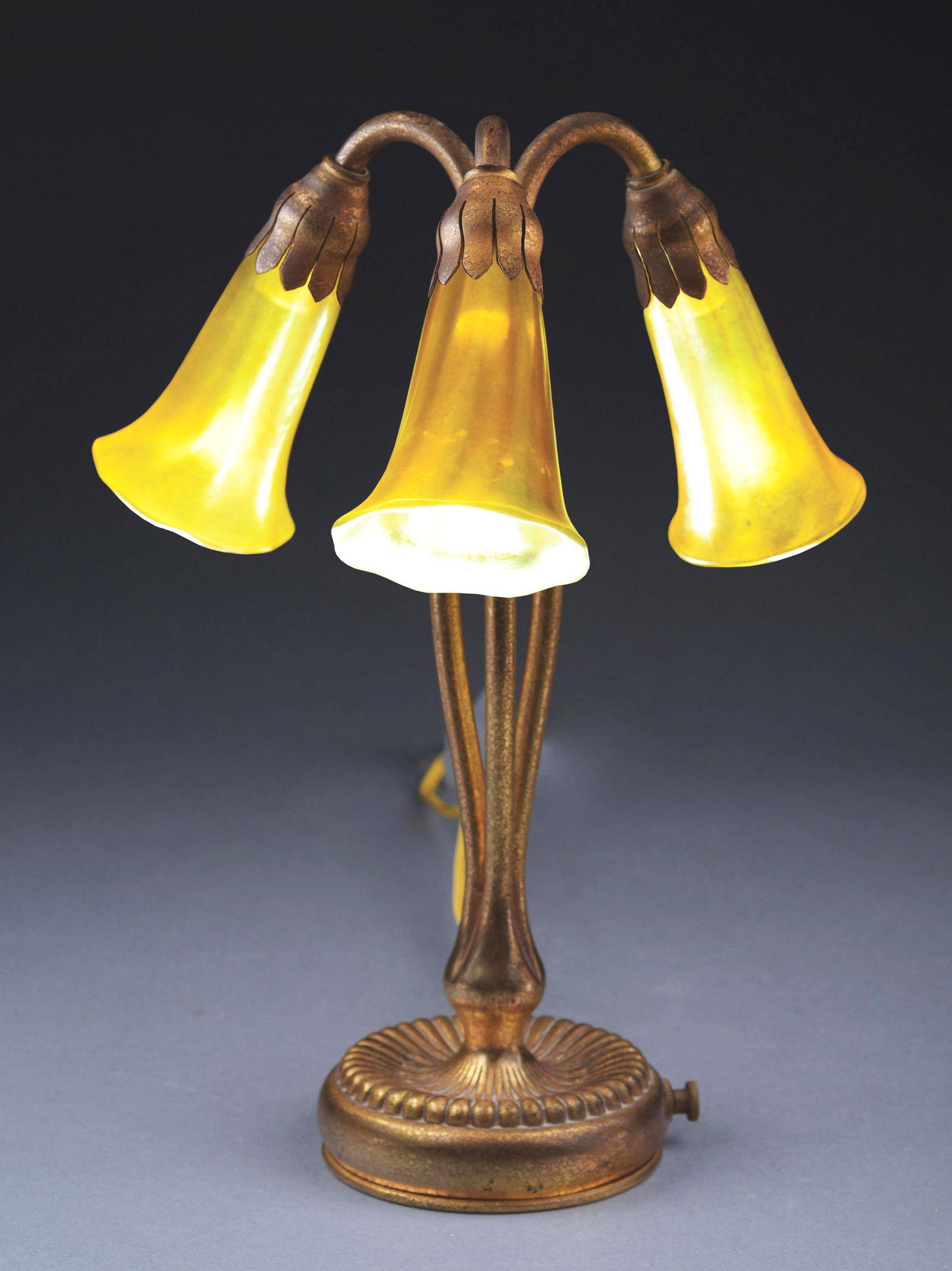 TIFFANY STUDIOS 3-LIGHT LILY LAMP WITH ART GLASS SHADES. (1 of 12)