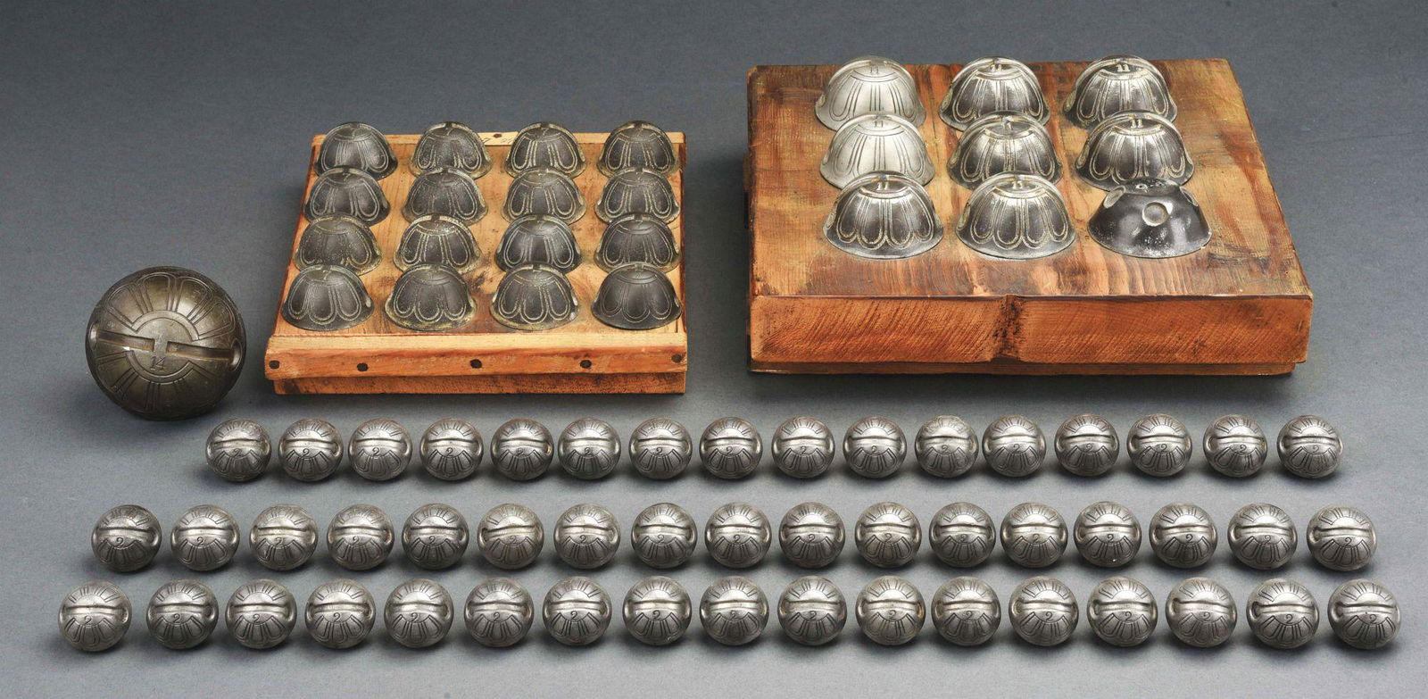 LARGE LOT OF EARLY SLEIGH BELL MOLDS. (1 of 7)