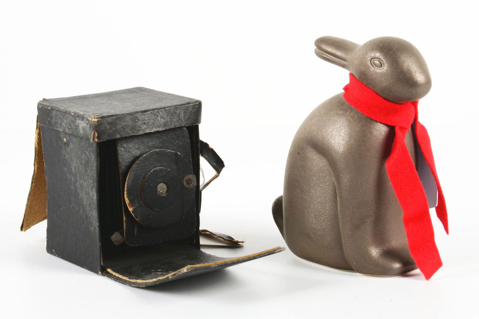 LOT OF 2: NOVELTY CAMERA & RABBIT BANK ITEMS. (1 of 2)