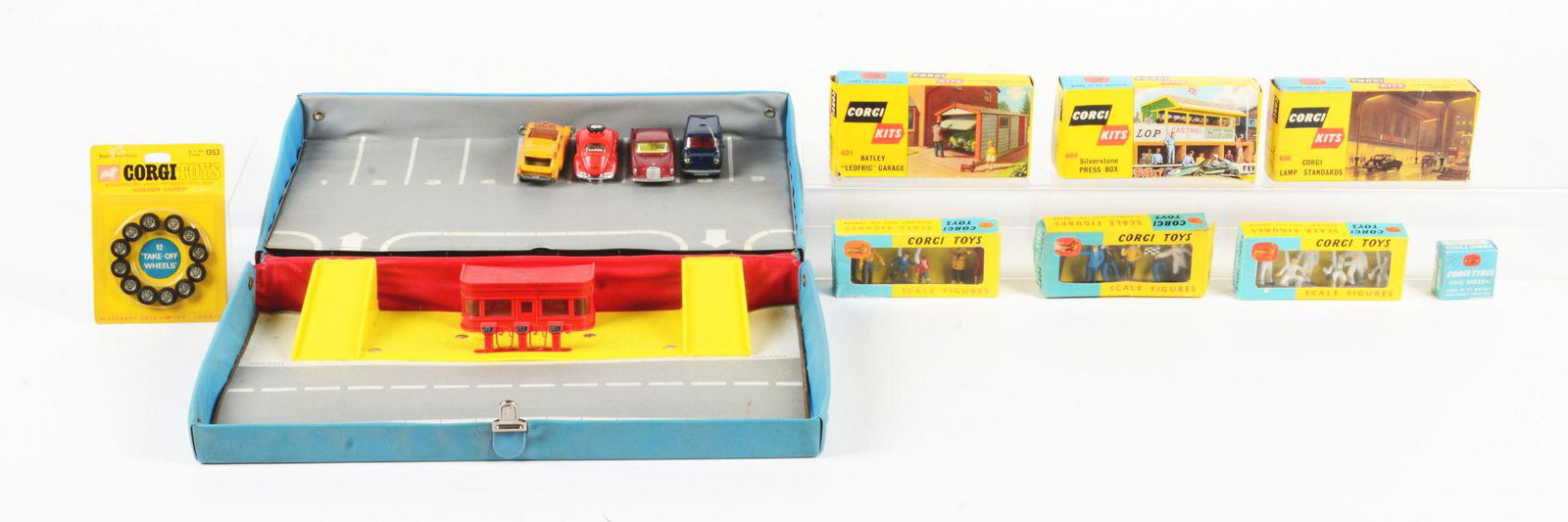 LOT OF 9: VARIOUS CORGI ACCESSORIES. (1 of 3)