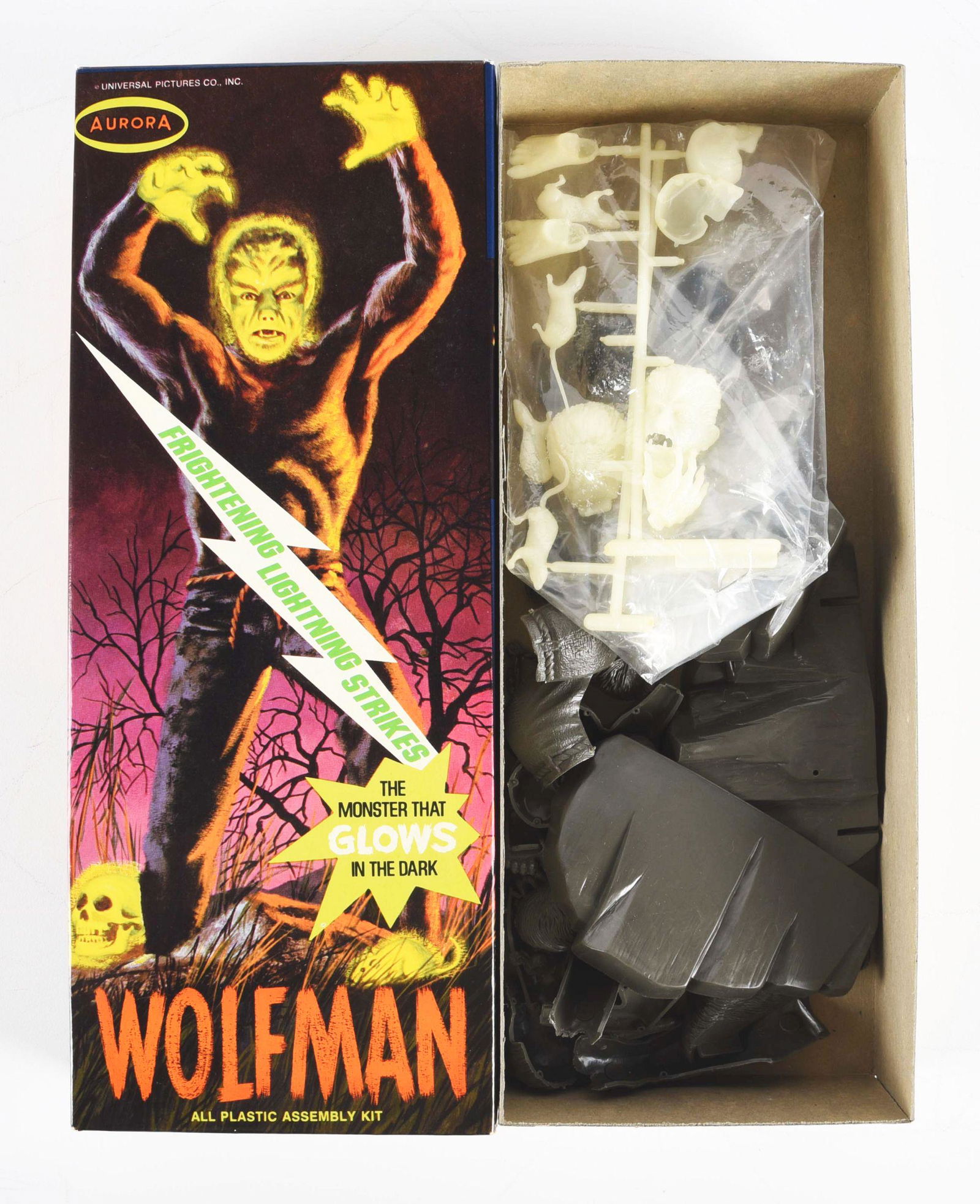 AURORA WOLFMAN GLOW IN THE DARK MODEL KIT. (1 of 3)